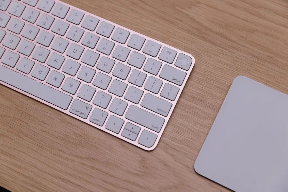 粉色Magic Keyboard 和 Magic Trackpad.webp